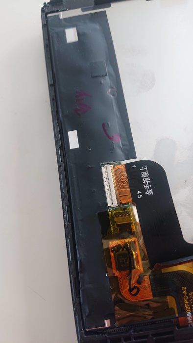 Öppnad Huawei Mediapad T3 surfplatta med synlig anslutningskontakt och flexkabel under reparation.