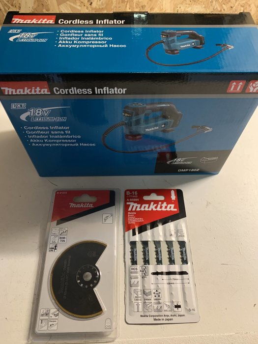 Makita batteridriven uppblåsare och sågblad med sticksågsblad i förpackningar.