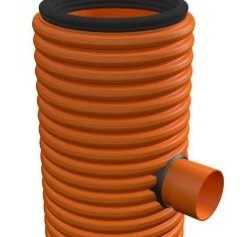 Orange dräneringsrör med utstickande mindre rör för ledning av dagvatten eller dränering.