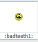 Gul smiley-emoji med skelögd grimas och ojämna tänder, märkt med :badteeth1: