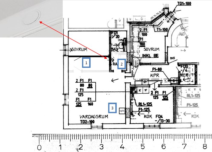Arkitektritning av lägenhet med markerade ändringar inklusive ny placering av ventilation och väggar.