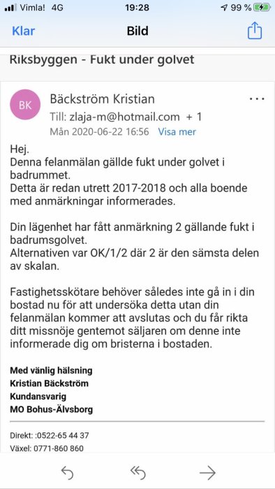 Skärmdump av e-post om fukt under golv i badrum med anmärkning och råd till lägenhetsinnehavaren.