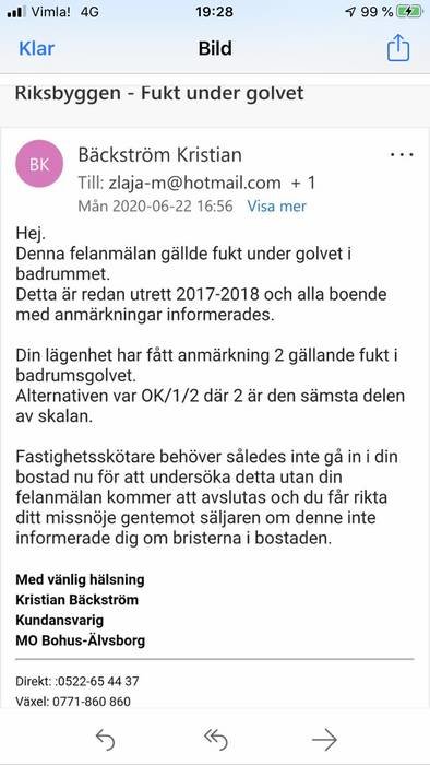 Skärmbild av e-post från Riksbyggen om fukt under golvet i badrummet med detaljer om anmärkningar och besiktningsresultat.