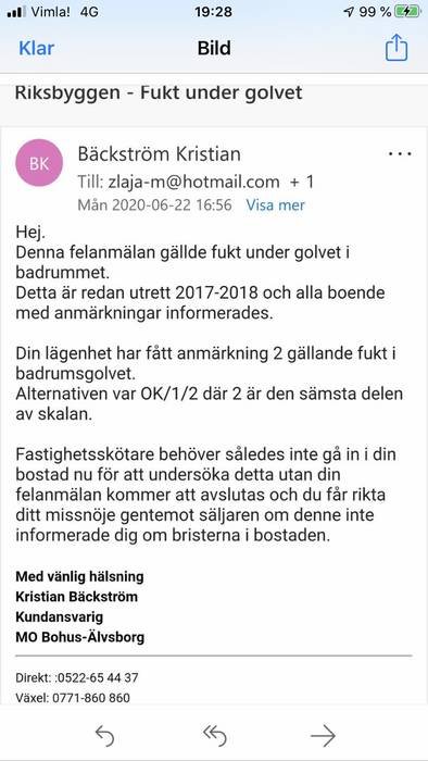 Skärmdump av e-post om fukt under golvet i badrum från fastighetsförvaltare med anmärkningar och kontaktinfo.