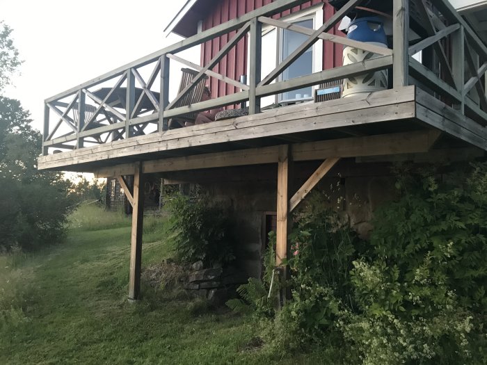 Altan med träreglar och uppdaterad bärlina, byggd för 40 år sedan med en del nyligen utbytta delar.