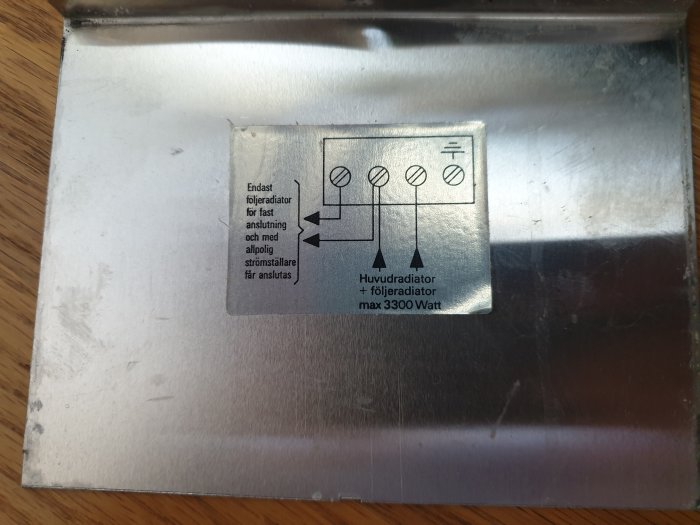 Diagram på en elradiator med instruktioner för koppling, märkt "max 3300 Watt".