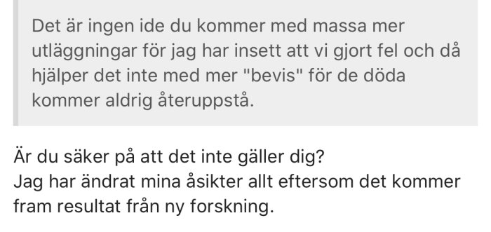 Skärmdump av en diskussion på ett forum med textinlägg om att inte ändra åsikt trots ny forskning.