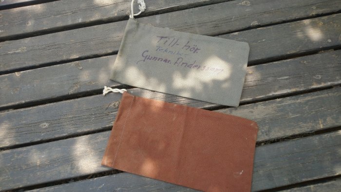 Två verktygspåsar på träbänk, en med text "Till hot Tekniker Gunnar Andersson".