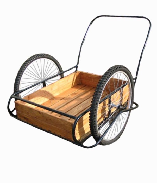 DIY träcykelvagn med metallram och stora hjul, isolerad på vit bakgrund.