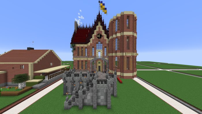 Digitalt byggprojekt i Minecraft av ett stort tegelhus med detaljerade strukturer och en liten borg framför.