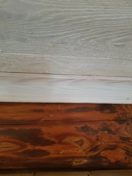 Behandlat gammalt timmer med kokt linolja och balsamterpentin jämfört med obehandlat trä.