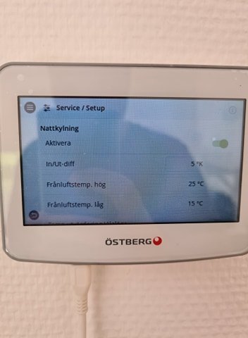Skärm på en Heru 100s FTX-system med öppen inställningsmeny för nattkyla.