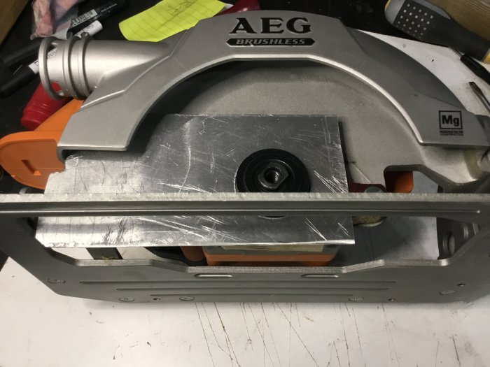 Delar av ett sågbordsprojekt med en AEG cirkelsåg och aluminiumkomponenter under konstruktion.