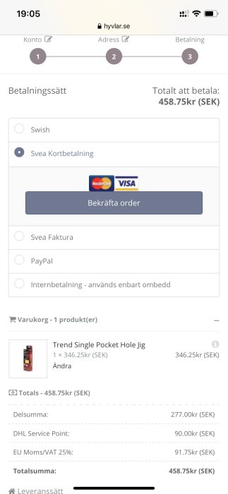 Skärmbild av betalningsprocessen på en mobil enhet med alternativ för Swish, kortbetalning, faktura och PayPal.