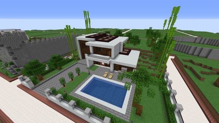 Minecraft-stiliserat modernt hus med pool, trädgård och omgivande stenmurar.