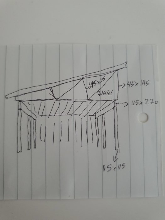 Handritad skiss av en carport med måttangivelser på takstolar och stödstrukturer.