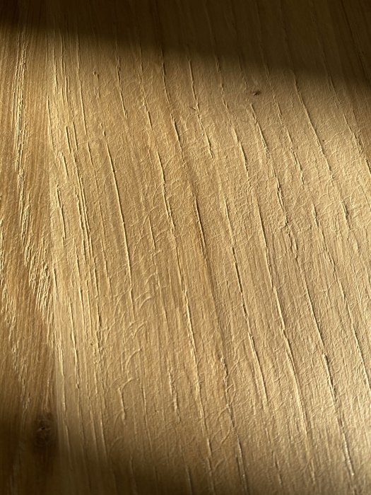 Skrovligt trägolv med synliga repor efter applicering av Osmo hårdvaxolja.