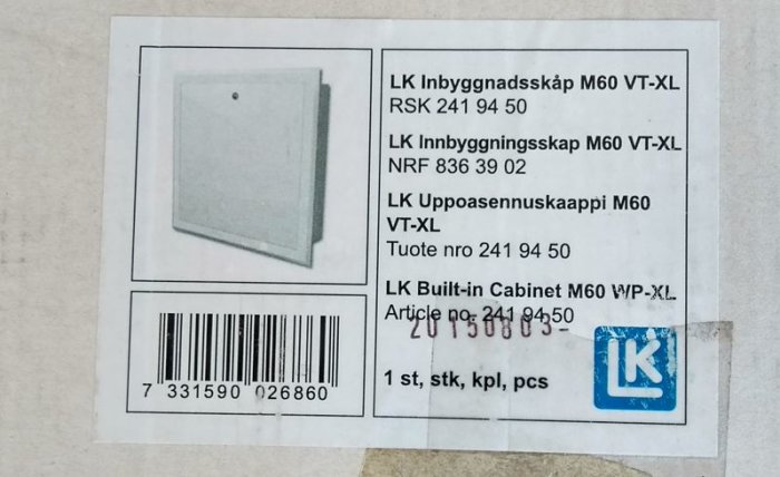 Etikett för LK inbyggnadsskåp M60 VT-XL med produktinformation och streckkod.