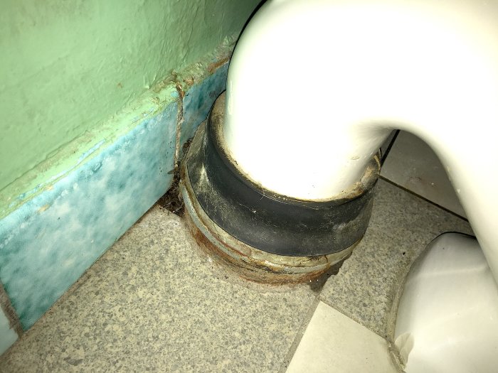 WC-avlopp Dikt mot vägg.jpg