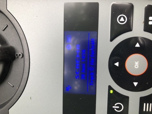 Närbild av displayen på en Smart Sileno Life 750 robotgräsklippare som visar schema-inställningar.