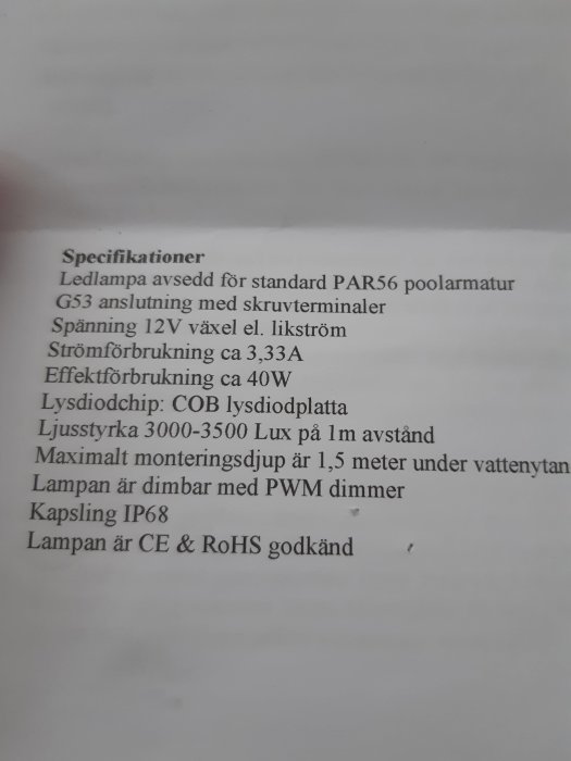 Specifikationer för LED-poolbelysning med info om spänning, ljusstyrka och IP68 kapsling på ett pappersdokument.