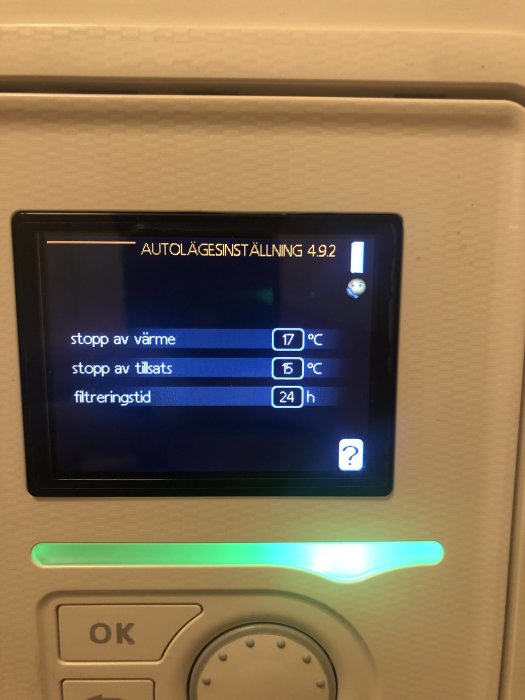 Display på termostat med inställningar för autoläge, stopp av värme 17°C, stopp av tillsats 15°C, filtreringstid 24h.