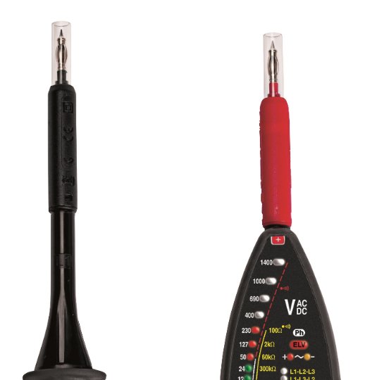 Röd och svart multimetersond mot vit bakgrund, märkta med +/- för elektrisk mätning.