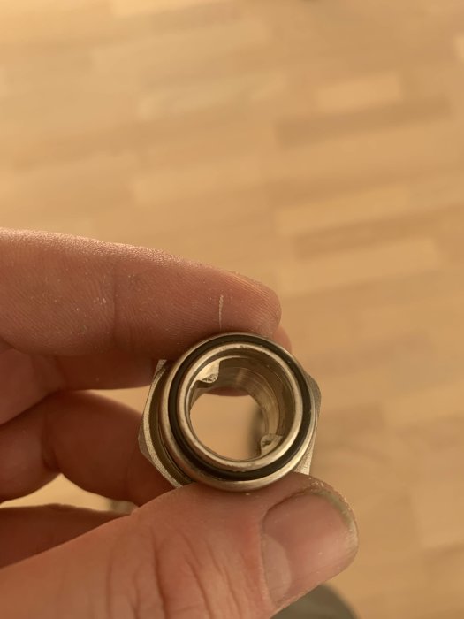 Närbild på en öppen koppling till en LK minifördelare som kräver ett specialverktyg.
