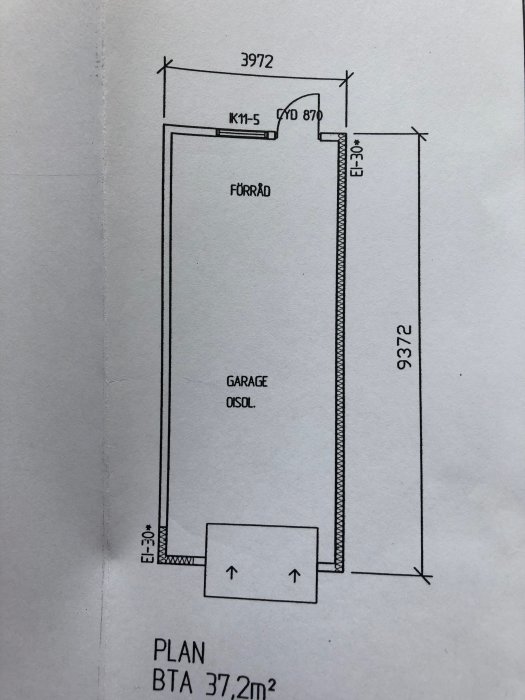 Byggritning av ett garage med brandskyddsklassning EI30 markerat på några väggar, inklusive mått och planlösning.