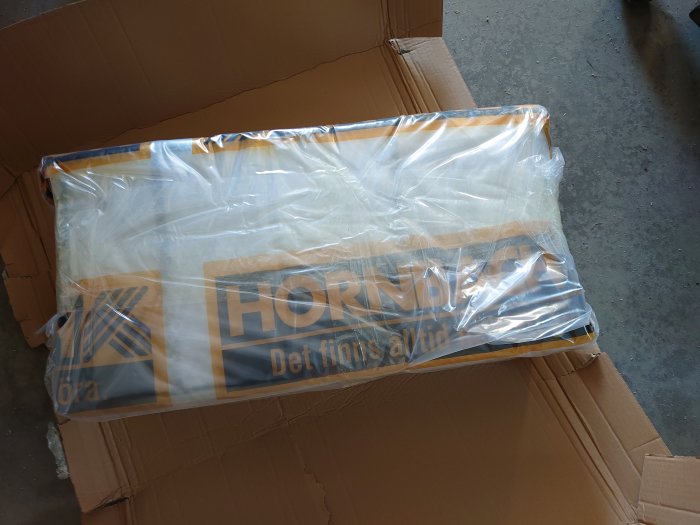 Noggrant paketerat paket från Hornbach med synligt logotyp, inslaget i kartong och plast.