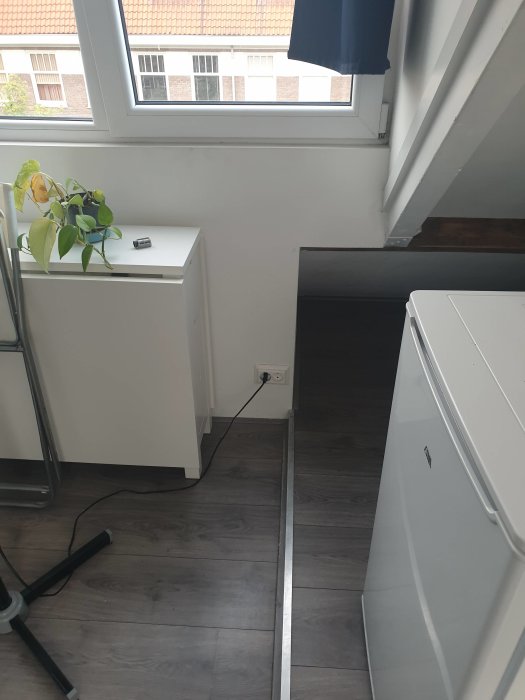 Vindsvåning med takkupa, skåp och fönster, golvet avslutas 80cm före taket på ena sidan.