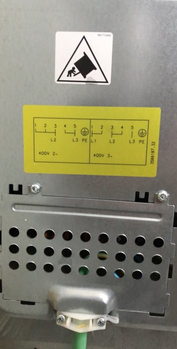 Elkopplingspanelen på en Electrolux spis som visar 400V varningsetikett och ledningar.