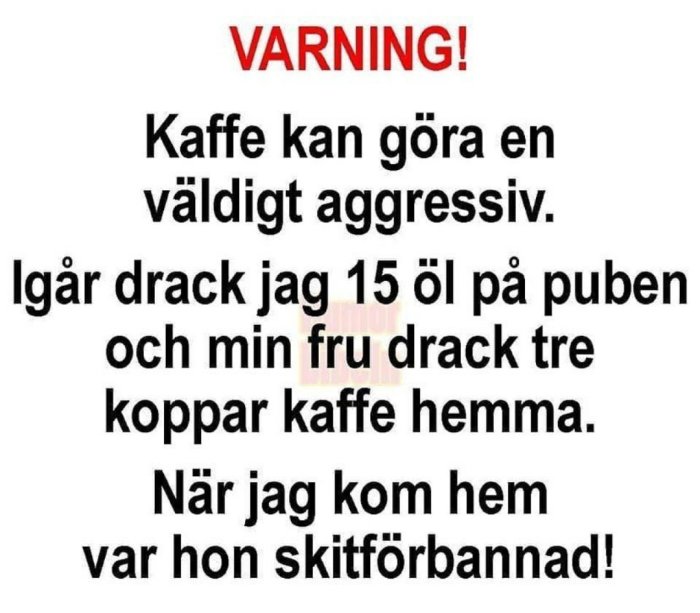 Textskylt som skämtsamt varnar för kaffets aggresiva effekt i jämförelse med alkohol.