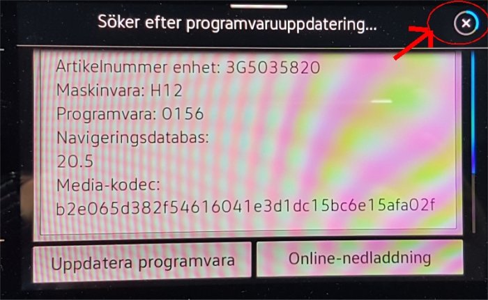 Bilens infotainmentskärm visar meddelandet "Söker efter programvaruuppdatering" med laddningssymbol.