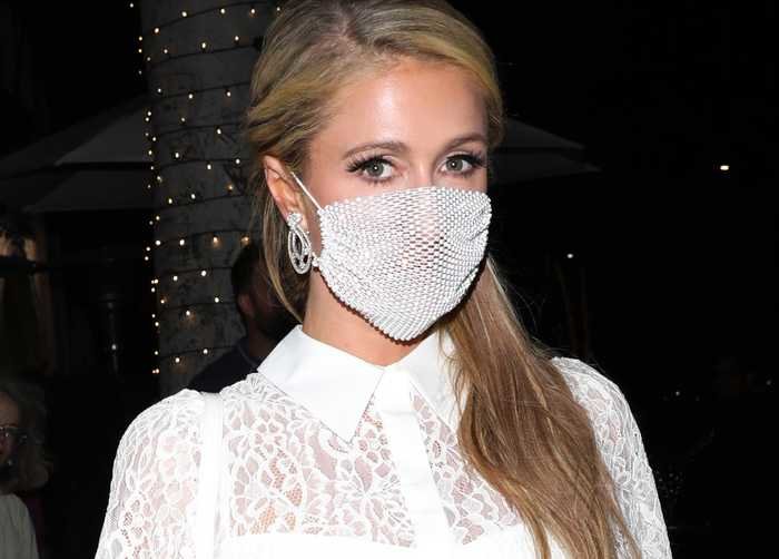 Kvinna bär dekorativ ansiktsmask med strass som liknar diamanter.