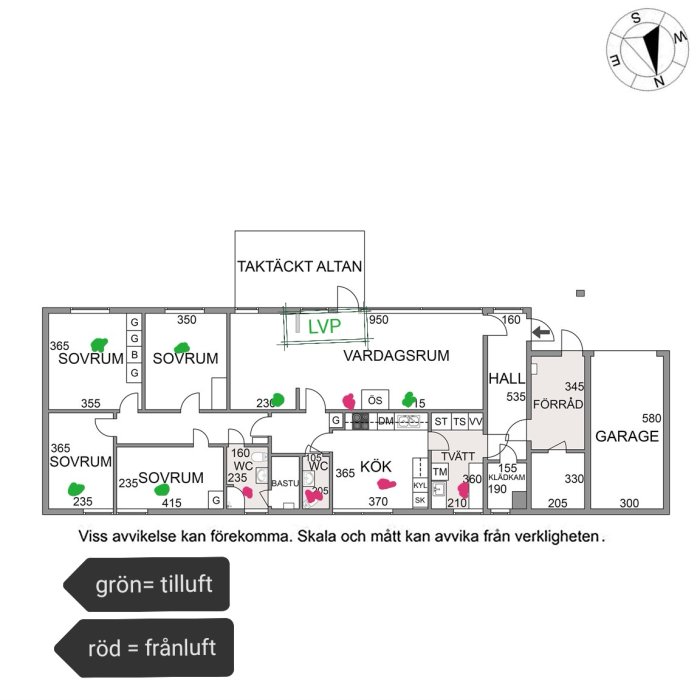 Plant ritning av ett hus som visar läget för luftvärmepumpen i vardagsrummet och ventilationssystem.