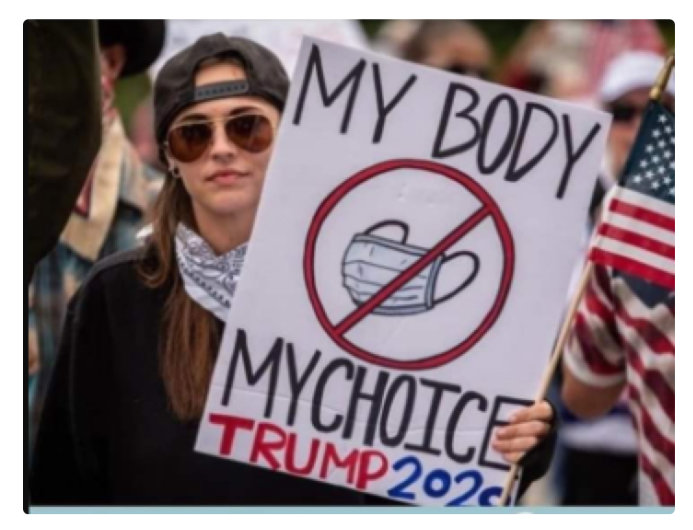 Kvinna håller en skylt med texten "MY BODY MY CHOICE" och en avbild av en mask med förbudstecken, med en amerikansk flagga i bakgrunden.