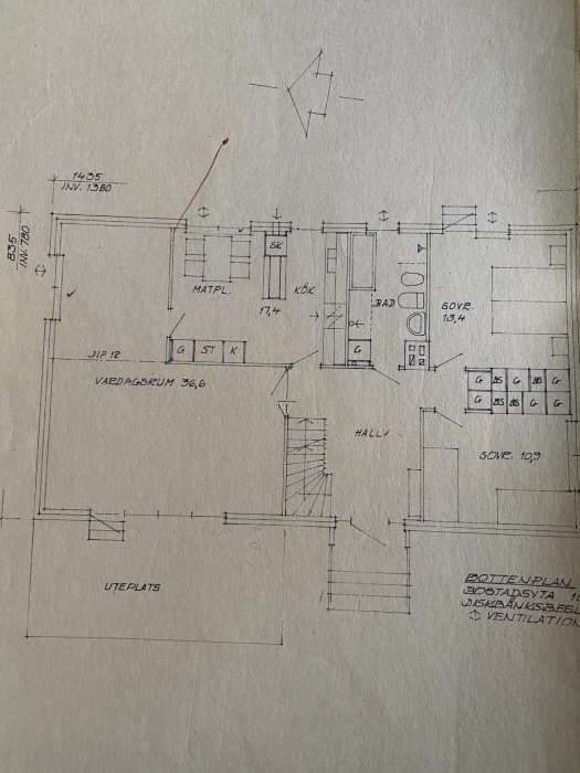 Handritad arkitektonisk planritning av ett hus med markerad text "dip 12" vid en vägg.