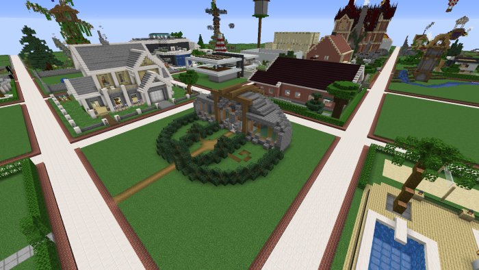 Översiktsbild av en Minecraft-värld med olika byggprojekt inklusive hus och landskapsdesign.