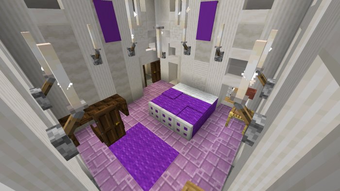 Minecraft-inspirerad interiör med lila sängkläder och matchande matta, ljusväggar och takfacklor.