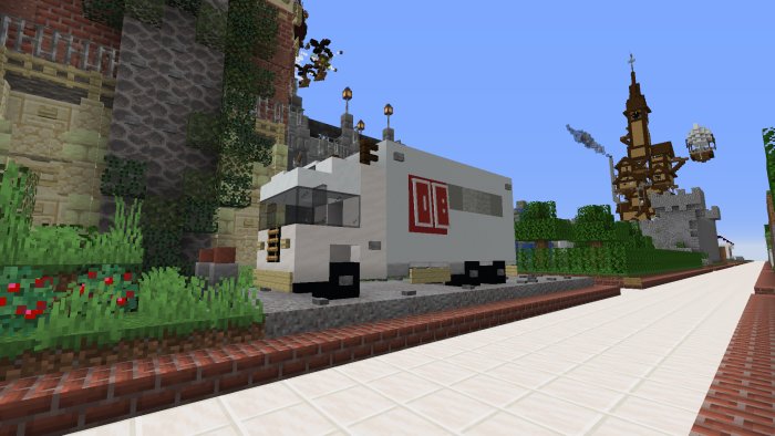 Minecraft-skärmbild som visar ett husbil-bygge framför en medeltida borg och en flygande skepp-konstruktion.