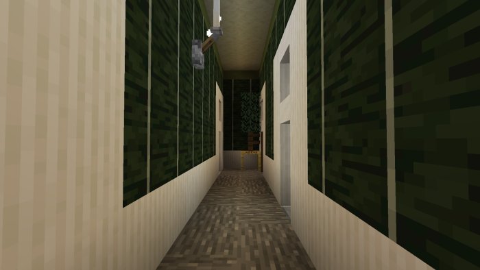 Gång i ett datorspel med väggar av pixelerade blad och trä, torches på väggarna och en gul låda vid änden.