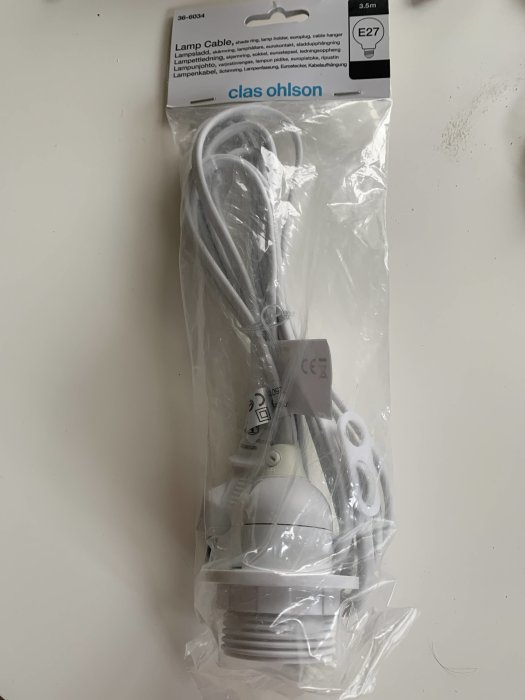 Oöppnad förpackning med vit lamppropp och 3,5 meter kabel från Clas Ohlson.