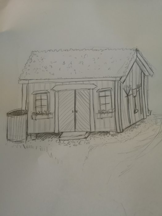 Skiss av ett litet hus med sedumtak, dubbla dörrar och två fönster, framställt med penna på papper.