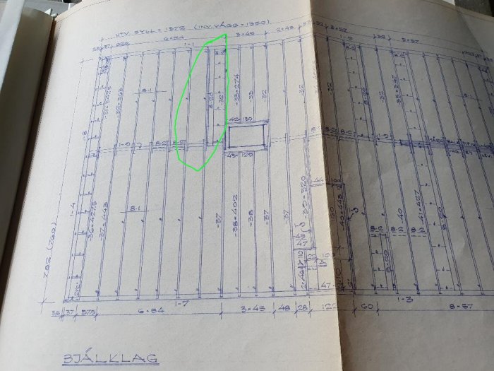 Arkitektritning av bjälklag med en vägg markerad i grönt, potentiellt bärande konstruktion i ett hus.