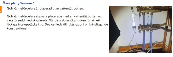 Golvvärmefördelare utan vattentät botten och skvallerrör monterad på vägg.