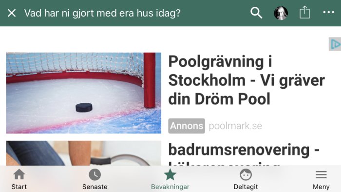 Ishockey puck vid mållinjen inuti ett mål på en isrink.