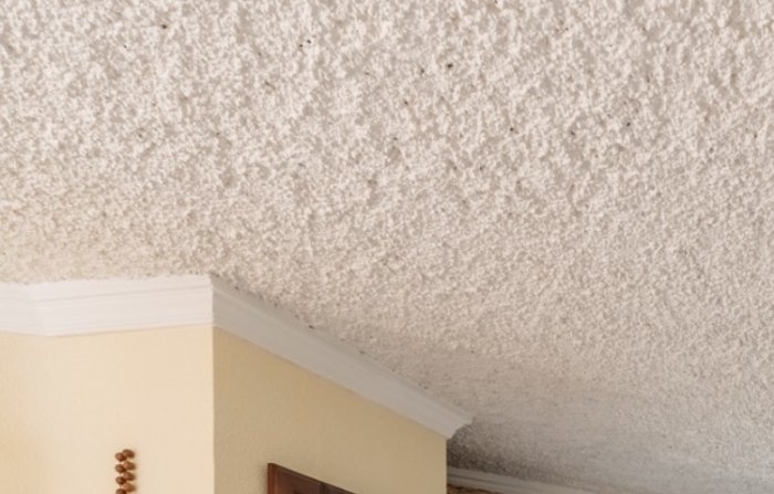 Ojämnt strukturerat innertak med fokus på texturytan och taklist.