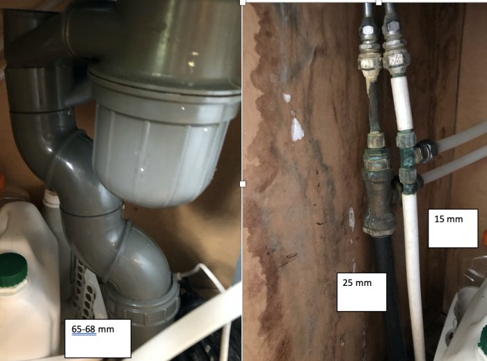 Måttskisser på existerande VVS-installation under diskbänk med synliga rör för vatten in/ut och avlopp.