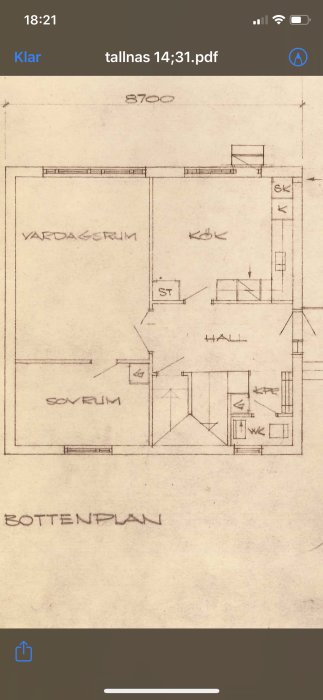 Bottenvåningsplan för ett hus med utmärkta ytor för vardagsrum, kök, hall och sovrum.